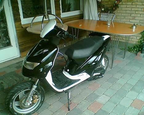 CPI Popcorn - Kommer nok til a se sådan ud bare hvor den ved benzin dekslet er hvidt det skal være sort og så hvidt sæde ;) billede 9