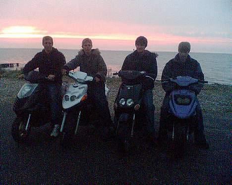 Yamaha Neos BYTTET  - Billede fra her i sommers, mig og gutterne :o)  billede 11