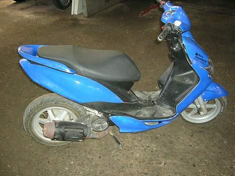 Yamaha Jog R - FØR - Da den stadgivæk var blå.  da jeg fik den. med de gamle skjolde! billede 2