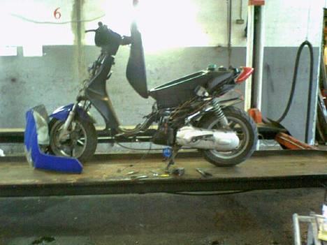 Yamaha Jog R - FØR - Så skulle der neon/diode gejl på!! billede 6