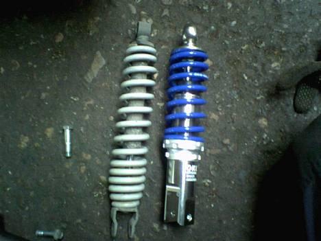 Yamaha Jog R - FØR - Forskel?? skal have købt en forhøjer til min støddæmper da den er for lav selvom den er jursterbar! :D ellers skraber jeg på bagskærmen! :S så.. men den skal på igen :D billede 11