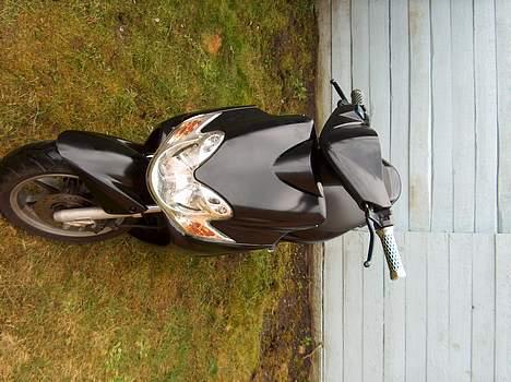 Yamaha Jog R - FØR - så blev den sort.. men malet på de gamle skjolde og ikke det fedeste.. billede 13