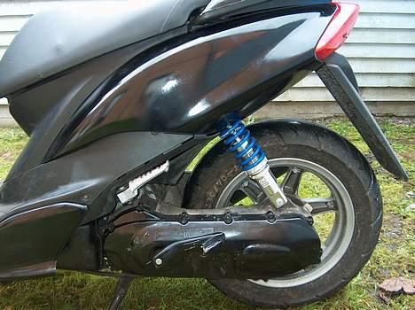 Yamaha Jog R - FØR - så blev den sort.. men malet på de gamle skjolde og ikke det fedeste.. billede 15