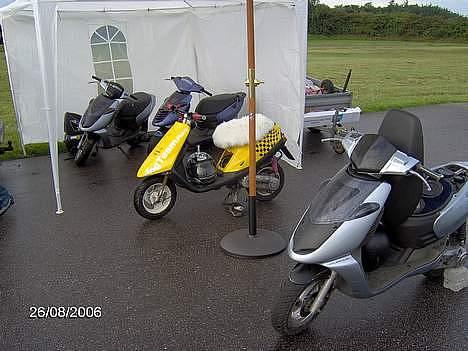 Yamaha jog  - "familie" første sonic er min fætters så kommer mig og min fætters så kommer min fætters sonic og så patricks sonic. (det er 3 forskellige fættere) ;D vi elsker sonic der er 3 sonic en jog men alle har sonic motor billede 14