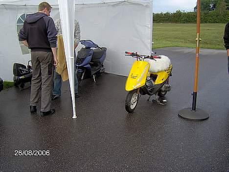 Yamaha jog  - mig og min fætter / det er mig og ham der har joggen. min fætter som står med ryggen til  billede 15