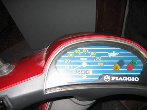 Piaggio zip - den er til salg for 5500kr kun gået 4500km billede 3