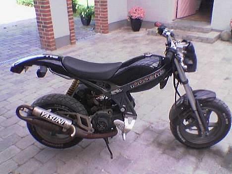 Suzuki street magic !solgt! - ja her er den så.... ikk helt som den står den dag idag, men der bliver hele tiden lavet om på den. billede 1