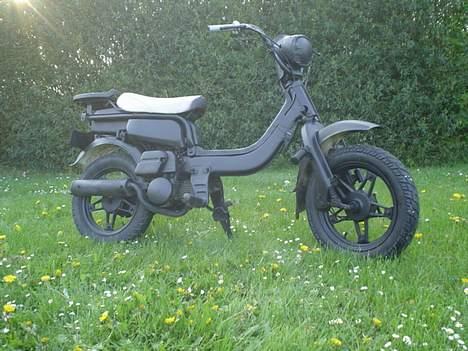 Suzuki FZ 50 SOLGT - som den så ud da jeg havede malet den helt sort billede 7