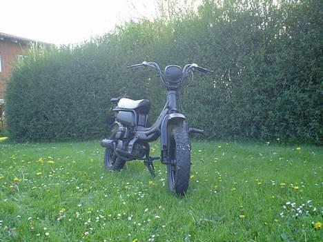 Suzuki FZ 50 SOLGT - som den så ud da jeg havede malet den helt sort billede 8