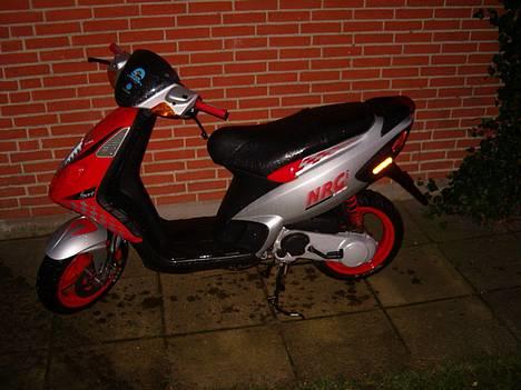 Piaggio NRG SOLGT - Ser lidt mærkelig ud.. Men det er fordi den er nyvasket :D billede 1