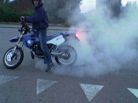 Suzuki SMX (SOLGT) - Den kunne godt trække en lille en billede 1