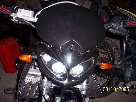 Derbi Senda SM X-treme (SOLGT) - Den nye Acerbis Diamond front+TNT blinklys. Mangler bare at sætte Acerbis forskærmen på. billede 16