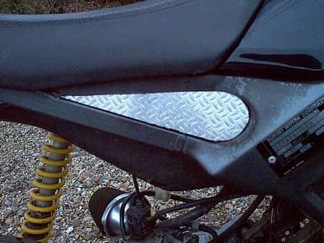 Suzuki street magic hidsig - en dørkplade hvor jeg har svajst en bolt på ogsp skuret den fast på stellet billede 7