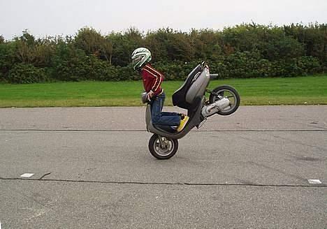 Yamaha Neos - Min ven Møller, der kører på forhjul! Gi´ ham lige en stemme! http://scootergalleri.dk/html/gal_visbil.asp?ID=63306 billede 7