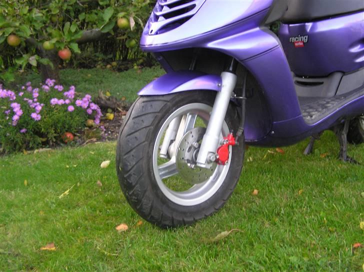 Aprilia Sonic AC - Sølv frontfælge - Rød bremsekalibre. Fartstriber ved siden og på frontskjoldet billede 2