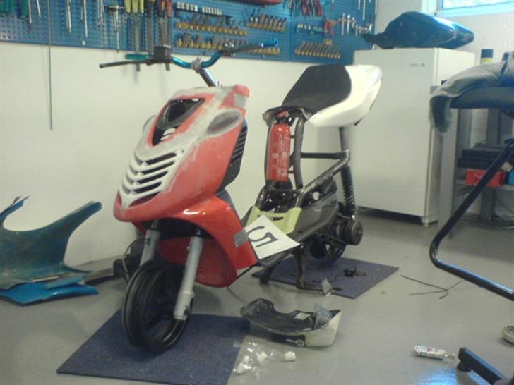 Aprilia Sonic SÐ LC til salg BYD - så fik jeg endeligt et nyt frontskjold så jeg kunne begynde at spartle :) skal nok blive godt  billede 1