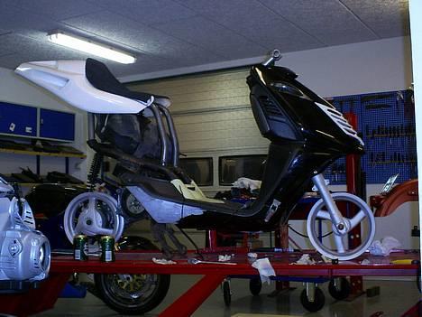 Aprilia Sonic SÐ LC til salg BYD - så fik jeg skået skum ud til sædet er ik fædig endnu :) men det går fremad billede 3