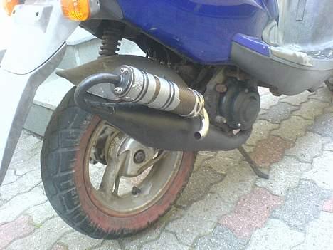 PGO Dr. Big (solgt) - Nardo skiltet er der ikke mere, og de to huller skød udstødningingsulden ud, så lidt jern+tape+strips = løsning :P billede 7