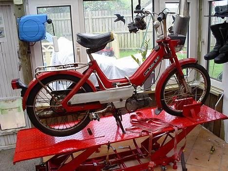 Puch Maxi P (solgt) - Så er den klar på mc-liften......klar til istansættelse.... billede 1