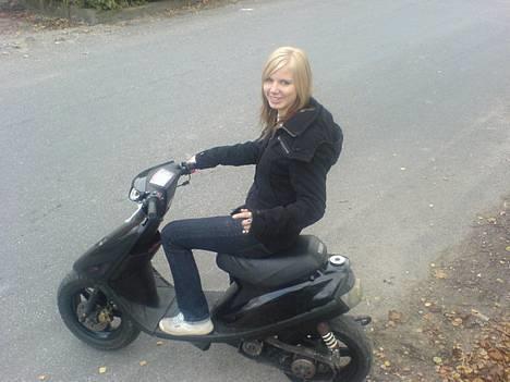 Yamaha JOG  BYttet ! - min smukke kæreste :)    og joggen :P billede 1