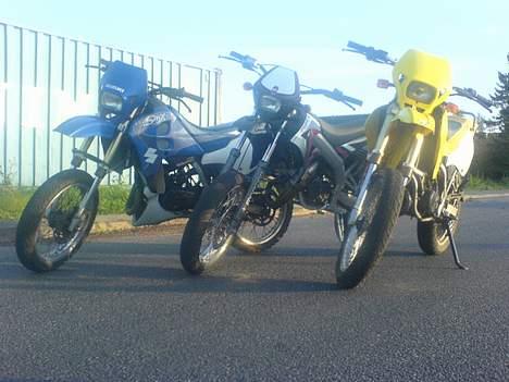 Yamaha JOG  BYttet ! - li et smukt billede af min blå smx store anderses gule smx og lille anderses helt nye smt :p billede 11