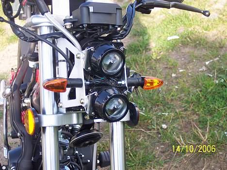 Sachs MadAss MRK2 - Nye blinklys foran, og flyttet ned til forlygten, så de ikke sidder på styret billede 7