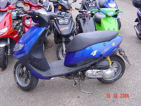Kymco AGILITY - Det Er Min Gamle Scooter Den Fik Rigtig Mange X Høj Her Inde Men Til Sidst Kunne Den Ikke Mere Og Gik I Stykker :( --- Forhandlern Mente Ikke Det Kunne Betale Sig At Lave Den Igen... Så Jeg Købte En Ny Billedet Er Taget Oppe Ved Forhandleren... Tak billede 7
