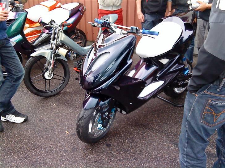 Puch Maxi  " Ice Power "  - Maxien ved siden af Anderas og Anders´ Yamaha Aerox.. billede 13