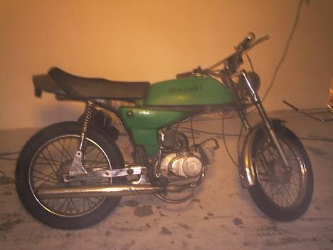 Suzuki k50 4-gear aka the Hulk - og ja, ved godt at det er yamaha sideskjolde, men de fulgte med da jeg købte den, såe!! og da det alligevel er en vinterknallert kan det være lige meget!! billede 3