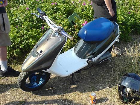 Yamaha JOG EVO LIQUID SILVER LAK - her er hun så billede 1