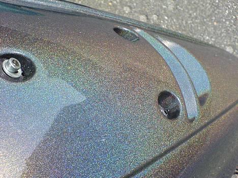 Yamaha JOG EVO LIQUID SILVER LAK - man kan lige ane farveskiftet men som sagt den skal ses irl på en solskins dag og med en kold pils i hånden  billede 2