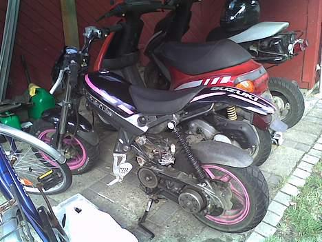 Suzuki Street Magic <'3 - Så står den hjemme igen .. Venter bare på at blive samlet .. Og det er den blevet nu ! Den køre .. billede 10