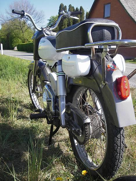 Puch VZ 50 - Plastick Puch´en. - Det flotte ombetrukede sæde, kostede 800 kr hos en sadelmager. ingen penge i forhold til de stykke arbejde der er lagt i det billede 7