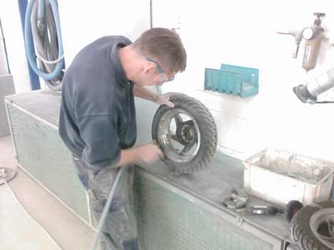 Piaggio zip Projekt Solgt..! - så er min far igang med at slibe fælge billede 3