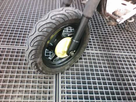 Piaggio zip Projekt Solgt..! - min forgaffel og for fælg der er malet ferrari koks grå og min bremsetrummel der er malet ferrari gul det ser virkelig porno ud.. :D billede 8