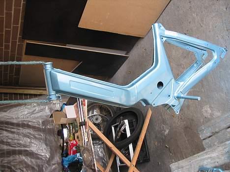 Puch Maxi K 1988 - Solgt - Det er så stellet lige efter den er blevet malet billede 1