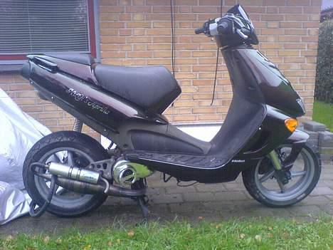Aprilia SR50 SOLGT - Jeg har bundskjoldet til at ligge ;) billede 1