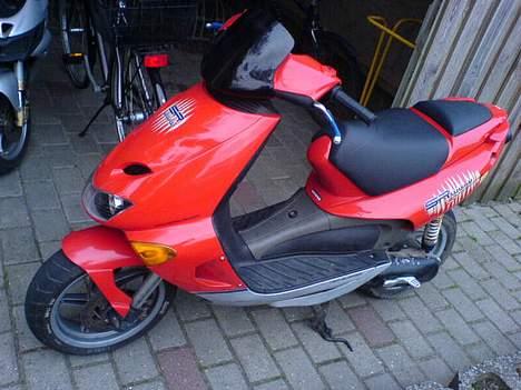 Aprilia SR50 SOLGT - Som den var da jeg fik den :p .. Kørte 70 kmt ca :p billede 2