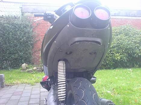 Aprilia SR50 SOLGT - Ledningen ved støddæmperen er min stelforbindelse, bliver smidt et andet sted hen imorgen efter arbejde.. billede 10