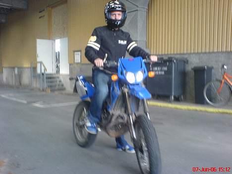 Derbi Senda SM - BYTTET  - Det er min bedst ven der sidder og feder på den ;p billede 10