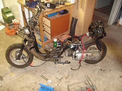 Yamaha jog   FØR ! ! ! - er lige ved at få styr på lednings nettet   :D billede 4