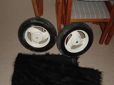 Yamaha jog   FØR ! ! ! - min lakeret fælge / min plys elller plys  till sæde :P  billede 12