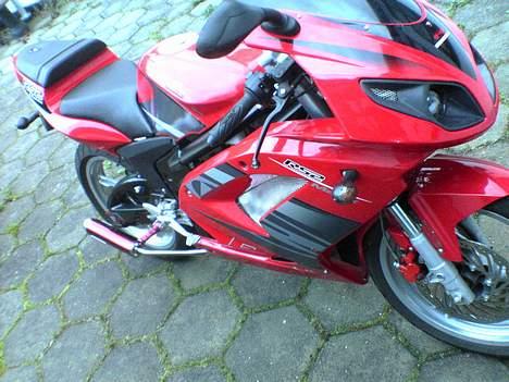 Rieju RS2 Matrix SOLGT - Så fik jeg fusket den lidt bedre på. Homemade ophæng, det holder! ;) billede 8