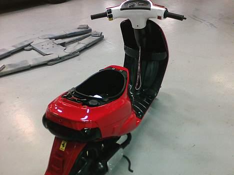 Piaggio zip Projekt Solgt..! - ja det er så min Zip efter lakering.. :D den er blevet fed. :D billede 11
