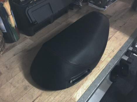 Piaggio zip Projekt Solgt..! - mit sæde som er blevet ombetrukket med rød syning i .. :D billede 16