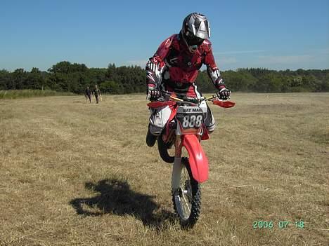 Honda CR 125 R5 #888 (solgt) - ja mig der leger;P kan os ligge den side mens jeg går på forhjul;p kommer nok et billede af det snart! billede 15