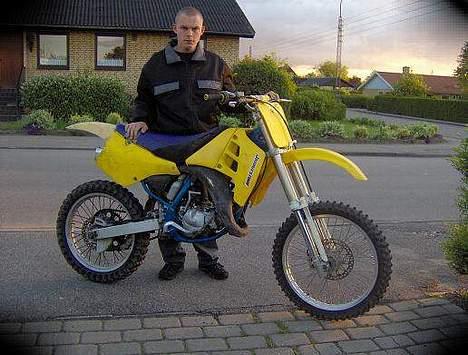 Suzuki rm 125 SOLGT - mig med min crosser lidt efter jeg havde fået den.. billede 1