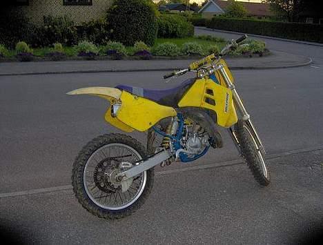 Suzuki rm 125 SOLGT - her står hun så.. DRØM.. MEN billede 3