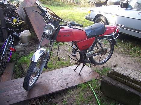 Suzuki Samurai DM50 "Solgt" - Så kom den hjem til fyn d. 10/11/2006 og jeg fik pillet motoren af billede 4