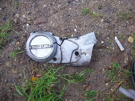 Suzuki Samurai DM50 "Solgt" - Her er så det deksel der sidder på den side med gear pedalen, det er lidt smadret.... billede 6